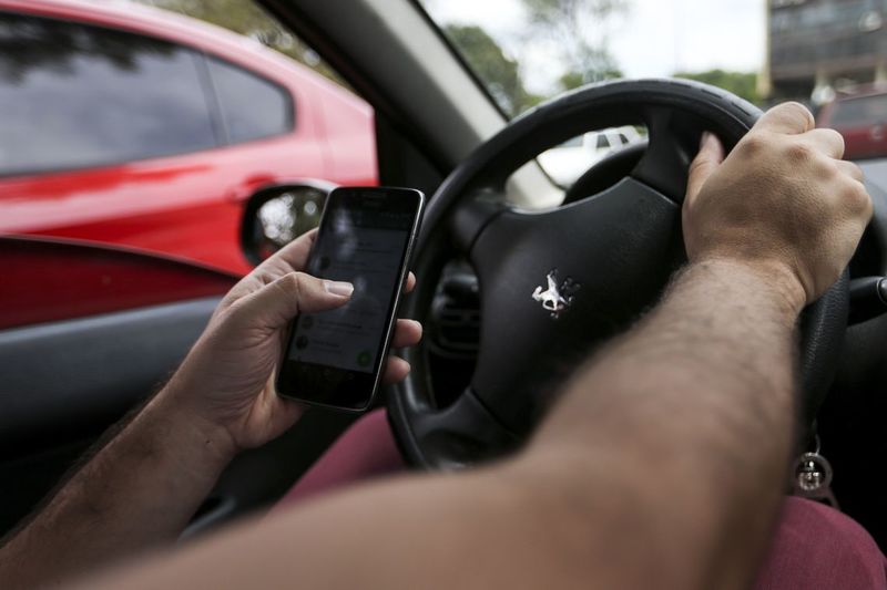 No país: multas por uso de celular ao volante crescem 33%