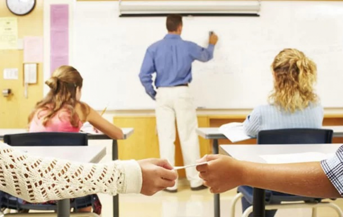 Áudio de aluno indignado após colar da colega viraliza nas redes sociais