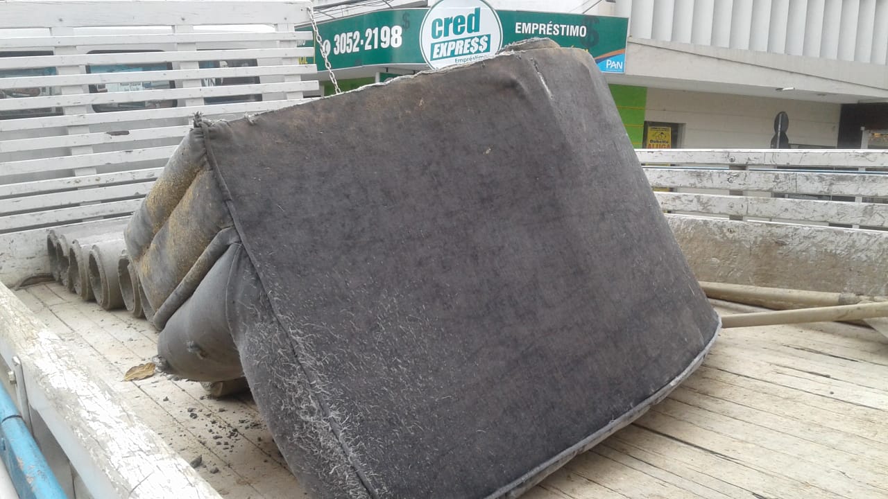 Prefeitura recolhe sofás jogados no Centro de Tubarão