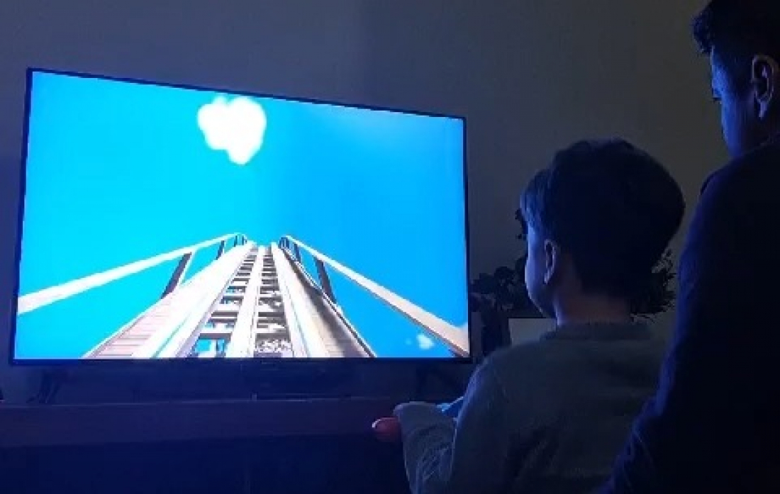 Simulador de montanha russa: pai criativo desenvolve brincadeira que une tecnologia e carinho