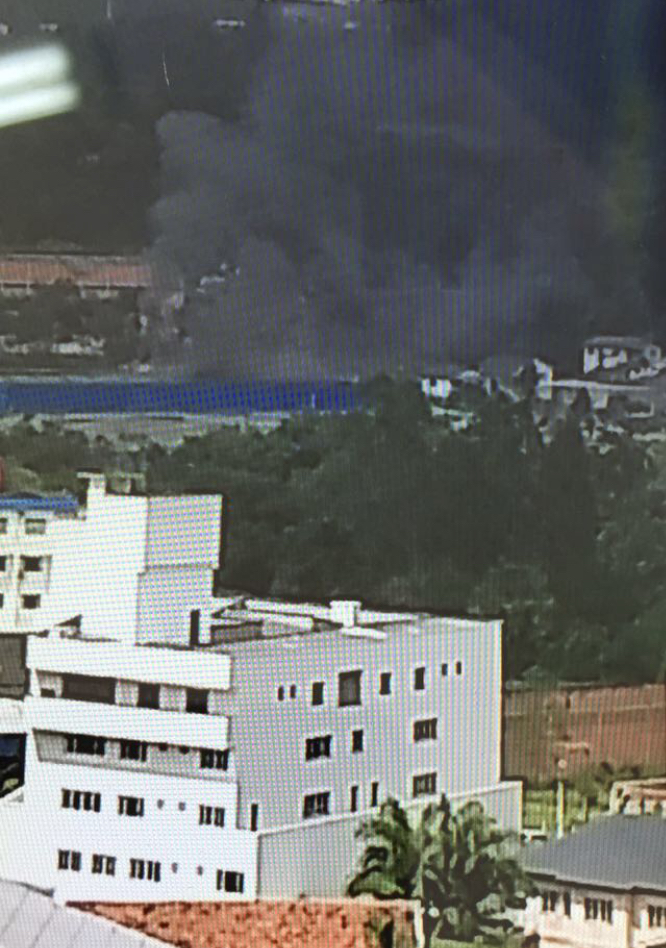 Incêndio: Pavilhão industrial está em chamas em Orleans