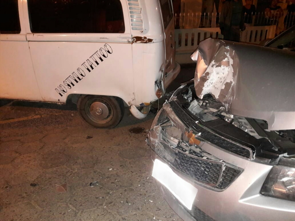 Embriagado, motorista colide em veículo estacionado na rua
