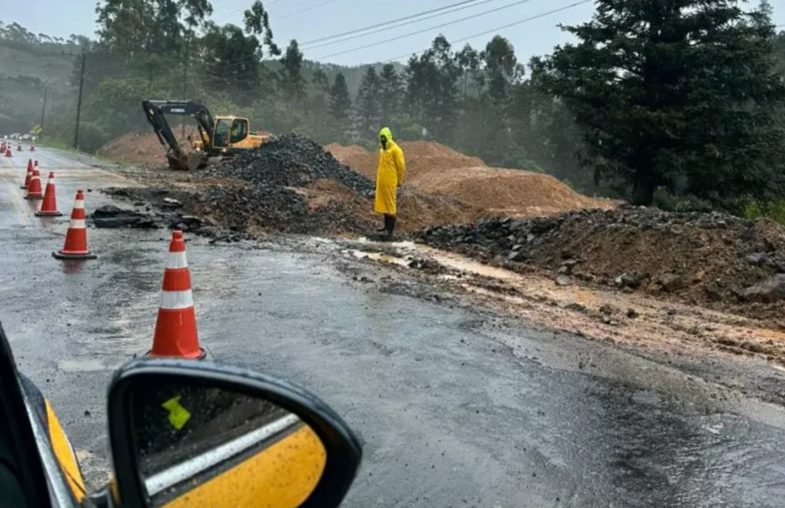 Dois pontos da BR-280 estão com trânsito em meia pista; veja