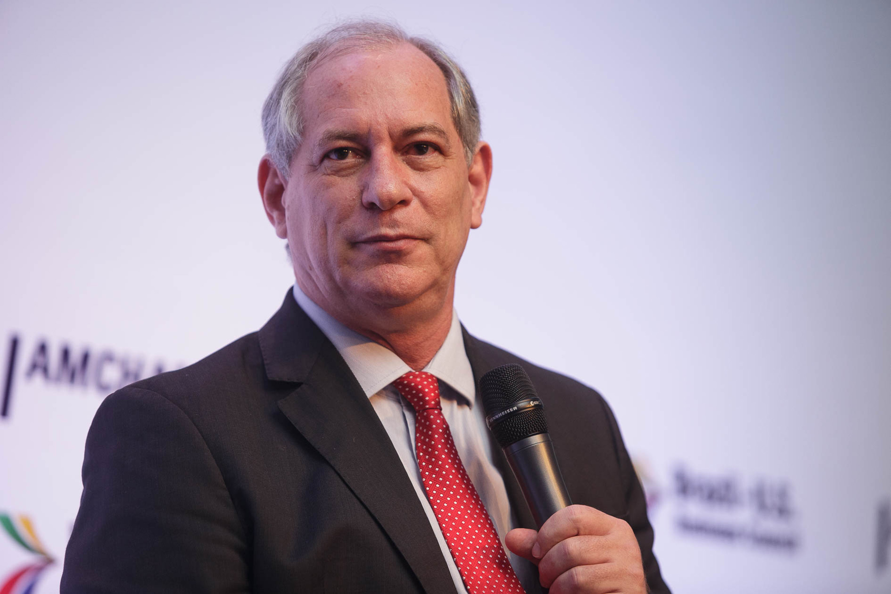 Ciro Gomes recebe alta do hospital e vai participar de debate hoje