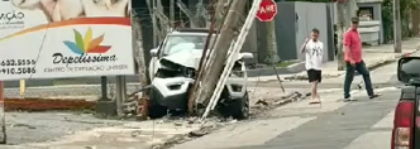 Adolescente embriagado colide veículo com poste em esquina de Tubarão