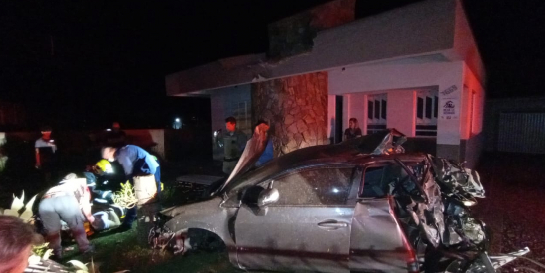 Carro capota, sai de pista e atinge telhado de residência no Bairro São Martinho, em Tubarão