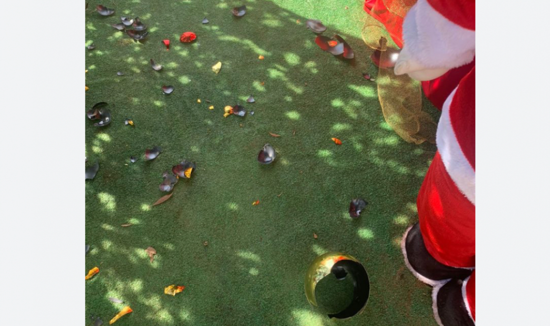 Mulher é detida em flagrante destruindo a decoração de Natal no centro histórico de Laguna