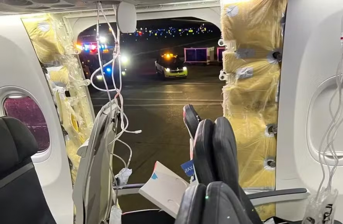 Mundo: avião voa de porta aberta por 15 minutos e faz pouso de emergência nos EUA