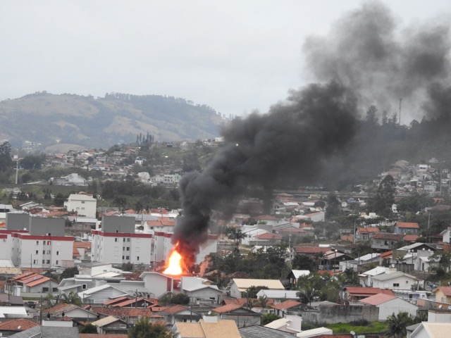 Casa é atingida por incêndio em Tubarão