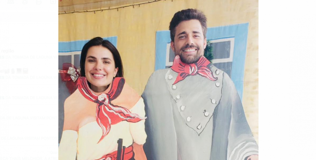 Atores Thaís Melchior e Miguel Coelho, da Tomada de Laguna, visitam pontos turísticos e históricos