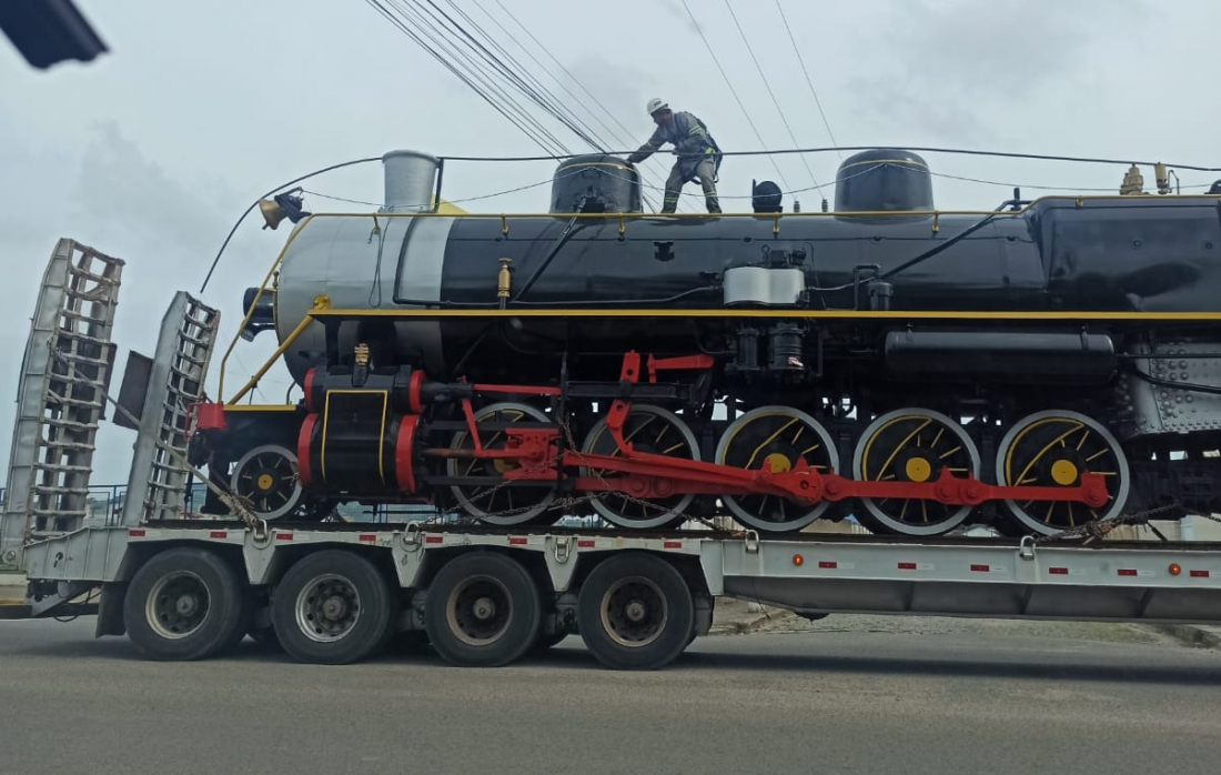 Locomotiva restaurada pelo Museu Ferroviário de Tubarão é transportada nesta terça-feira (16) 