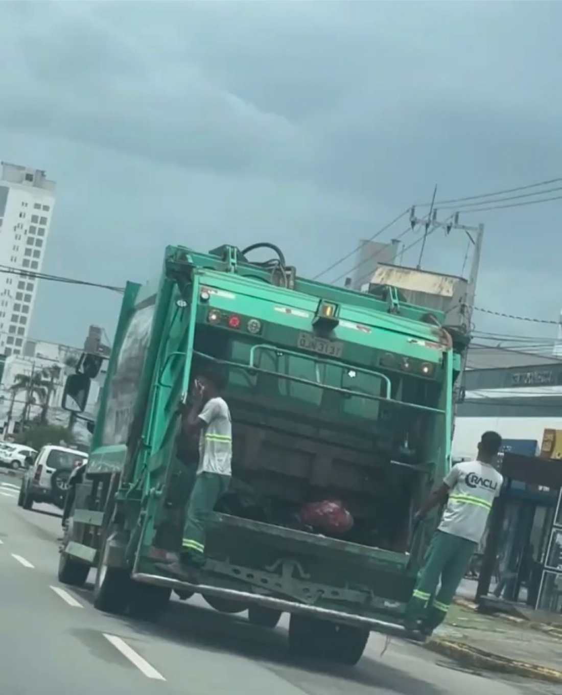 Ritmo e alegria: gari da Racli mostra que felicidade também está na coleta de lixo em Tubarão