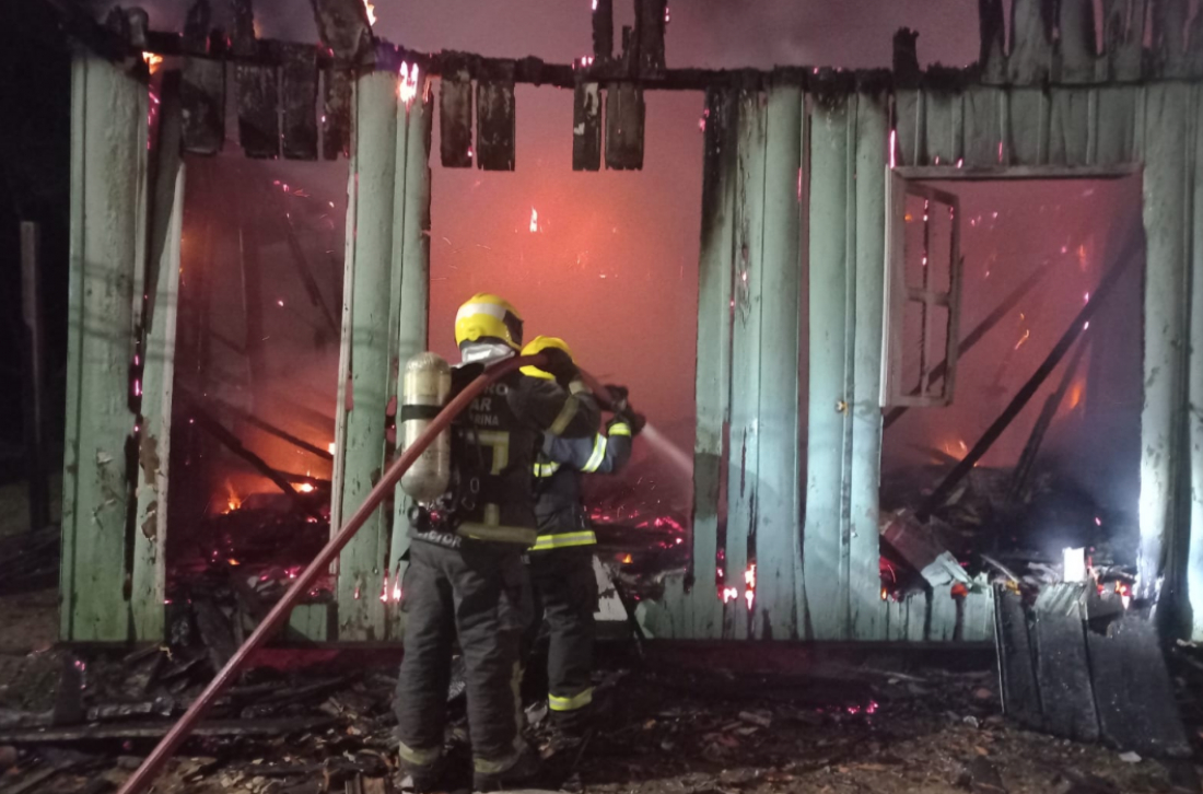 Residência é consumida pelas chamas no bairro Passagem, em Tubarão