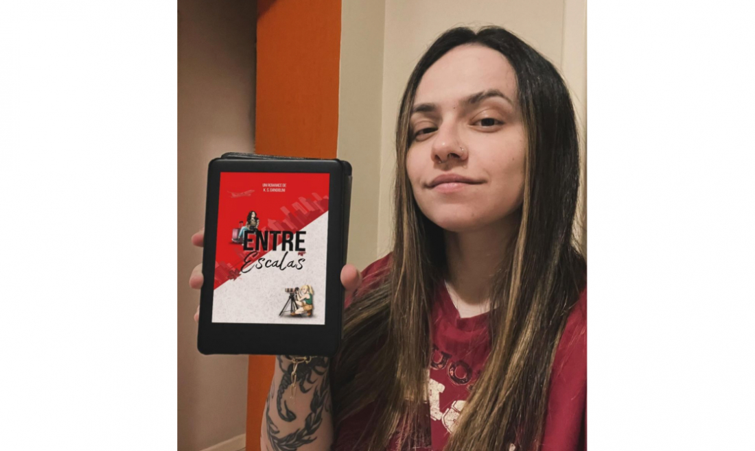 Jovem autora tubaronense realiza sonho e lança 'Entre Escalas', seu primeiro romance; veja detalhes