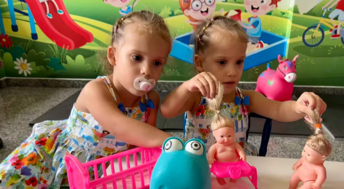 No País: Gêmeas vão à escola pela primeira vez um ano após cirurgia de separação
