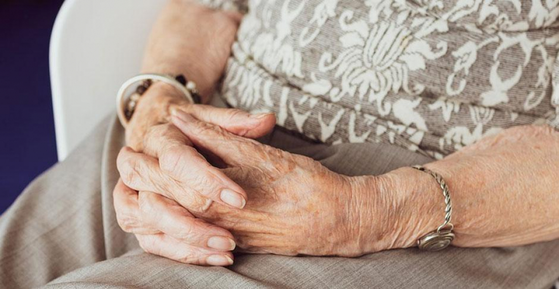 Mulher é denunciada pelo MPSC por aplicar golpes em nove idosos em Imbituba