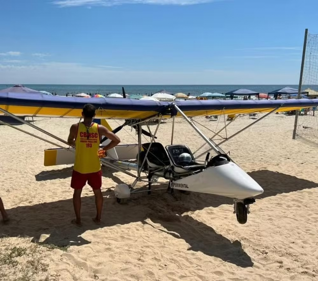 Aeronave ultraleve cai e duas pessoas são resgatadas em praia do litoral de SC