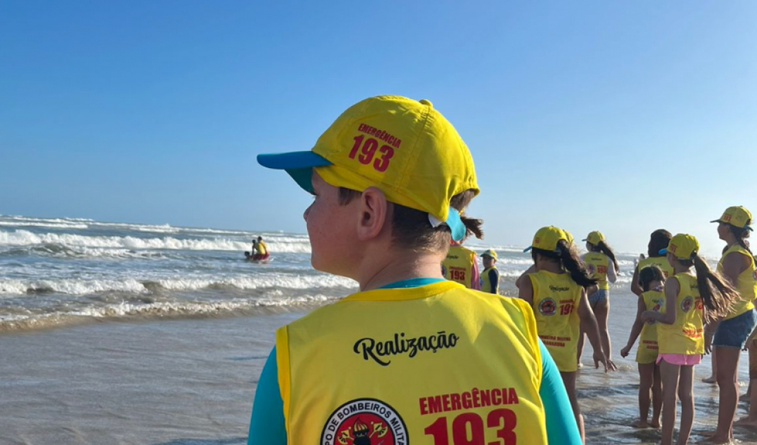 Mais de mil crianças concluem Projeto Golfinho nas praias do litoral da Amurel
