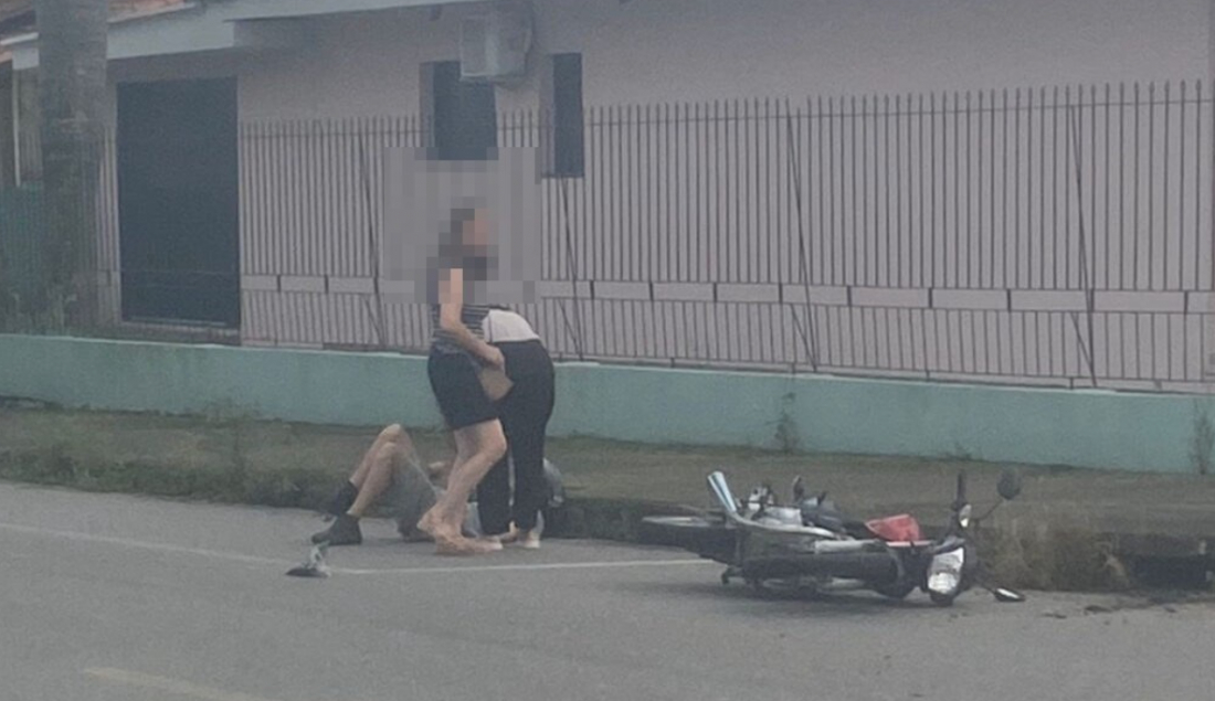 Em andamento: carro e moto colidem em esquina do Bairro Dehon, em Tubarão 