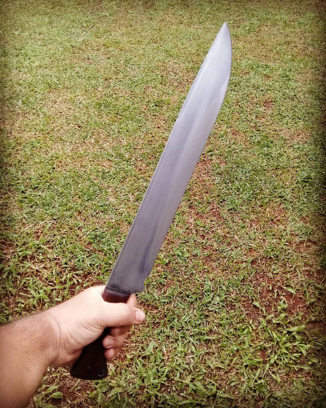 Homem desconhecido ameaça mulher com facão e Polícia Militar é acionada em Jaguaruna