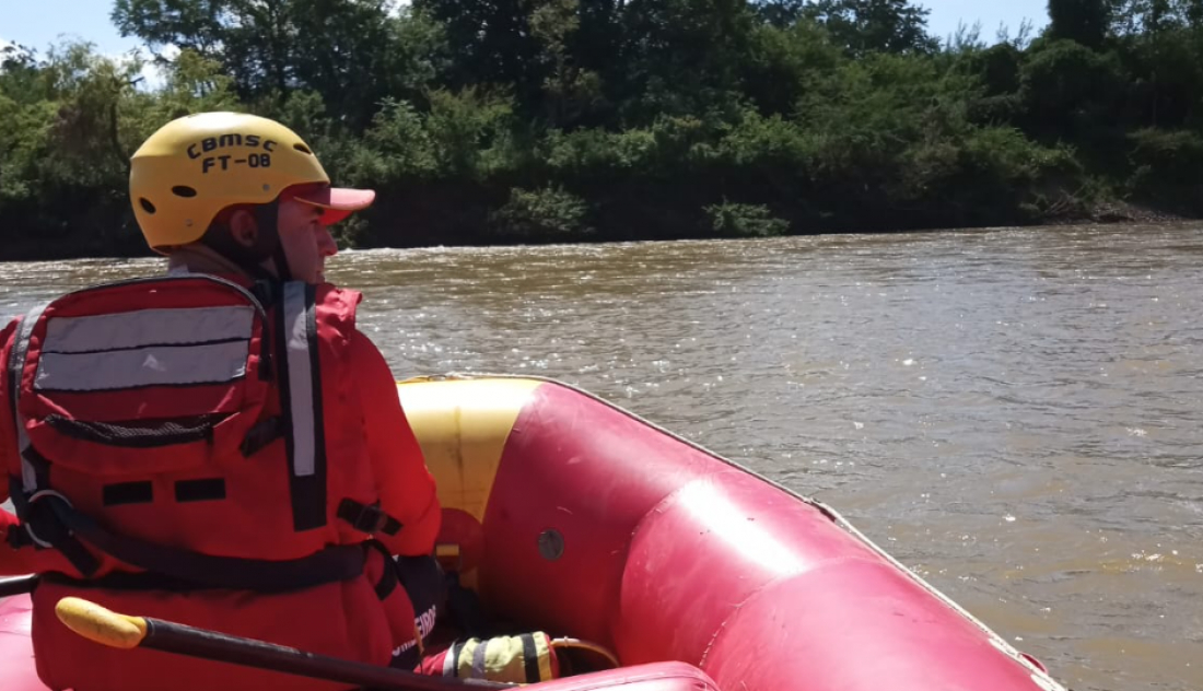 Bombeiros interrompem buscas deste sábado (10) por homem desaparecido no Rio Tubarão