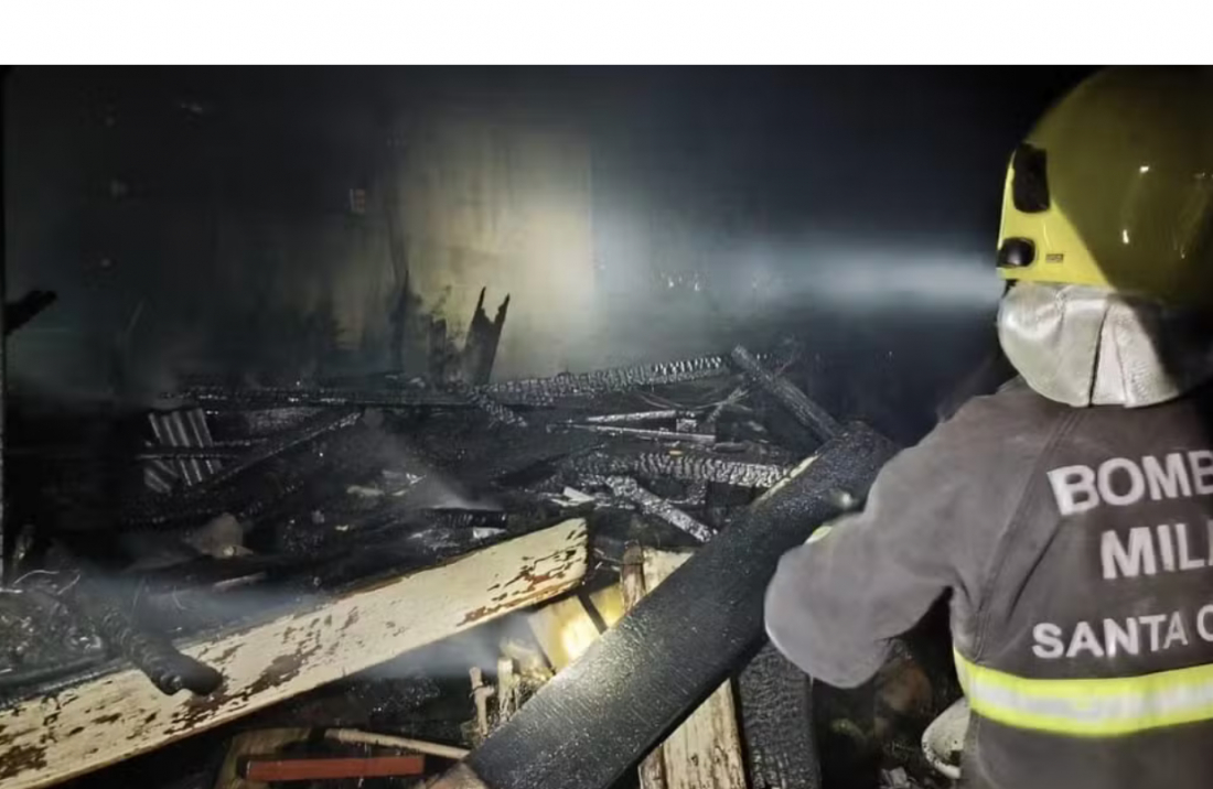 Em SC: Idoso morre ao tentar resgatar cachorro em casa incendiada