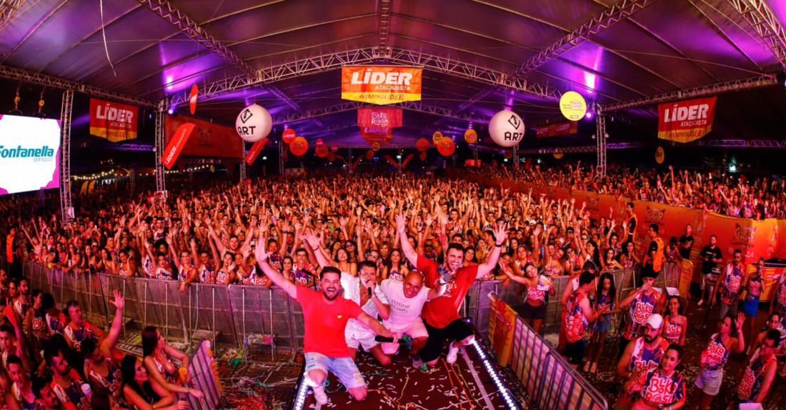 Bloko Rosa atrai 8 mil foliões e arrasta mais de 50 mil pessoas no trio elétrico