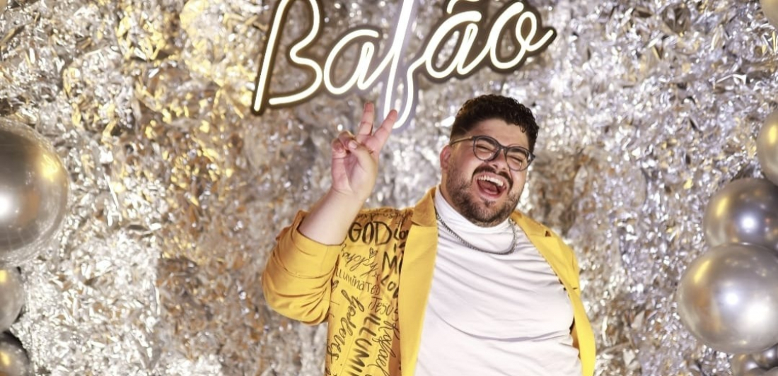 Ator Rafael Camilo comemora seus 28 anos em grande estilo em Tubarão