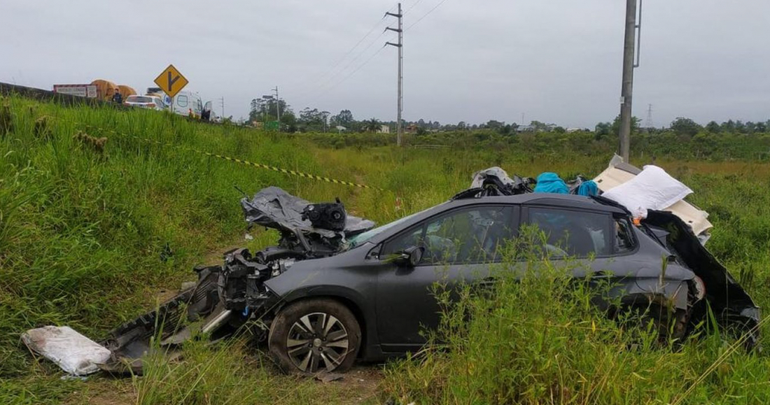 Em SC: Mãe e filha de 4 anos morrem após carro sair da pista e capotar na BR-101