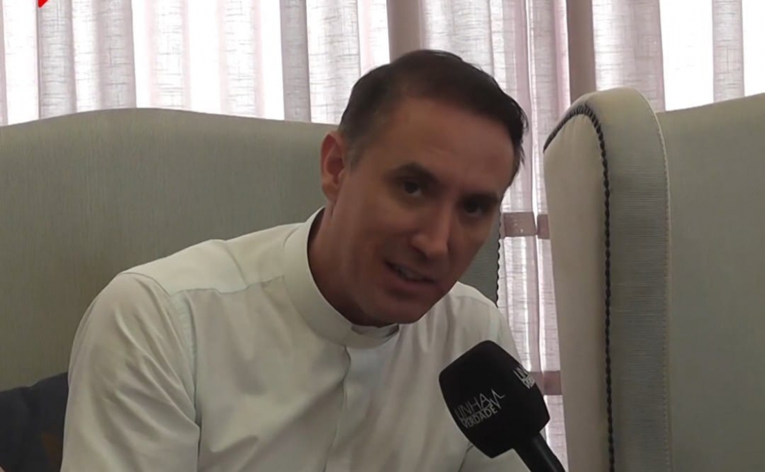 Padre de Içara se pronuncia após viralizar em vídeo assistindo Carnaval no RJ