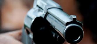 Assalto: mulher é surpreendida por bandidos ao estacionar veículo