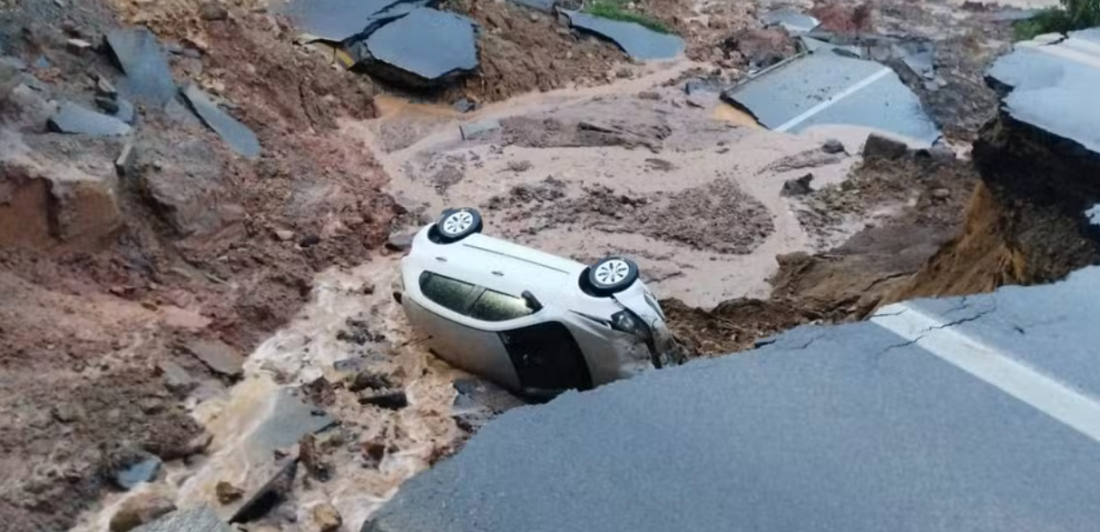 Em SC: 'Não percebi e passei direto', diz idoso que caiu com carro em cratera