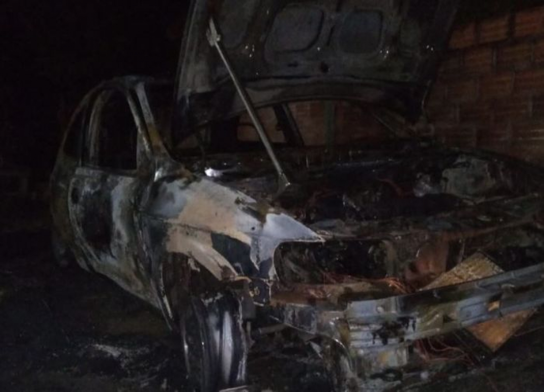 Laguna: carro fica destruído por incêndio após motorista deixar cigarro cair