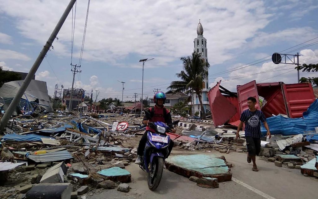 No mundo: Terremotos e tsunami na Indonésia deixam quase 400 mortos