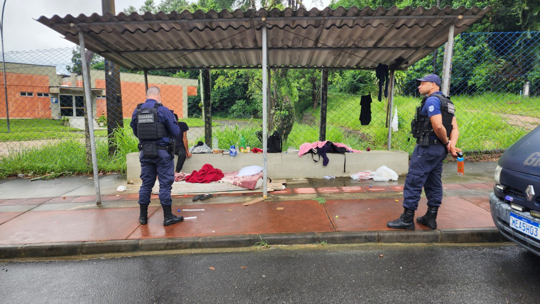 Homem com mandado de prisão em aberto é preso pela GMT em abordagem social