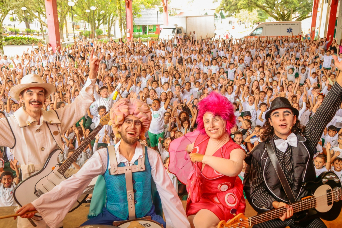 Peça 'Arroz e Feijão: em Colapso no Sistema' estará em Laguna nesta sexta (23)