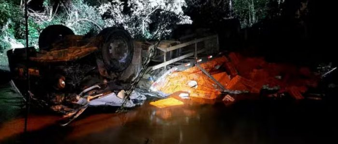 Em SC: família morre ao cair em riacho com caminhão