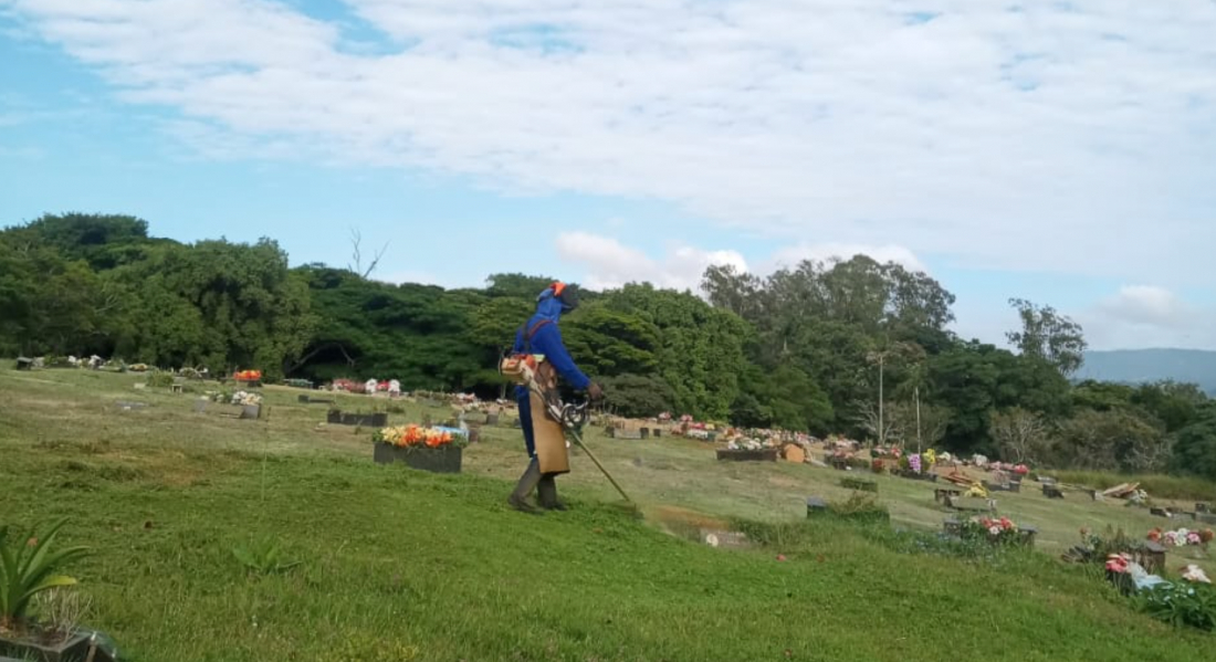 Limpeza do cemitério Horto da Saudade deve ser concluída até a próxima sexta-feira, 1