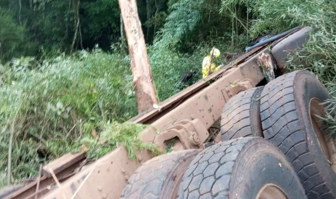Em SC: caminhão capota, ‘se divide em dois’ e motorista morre