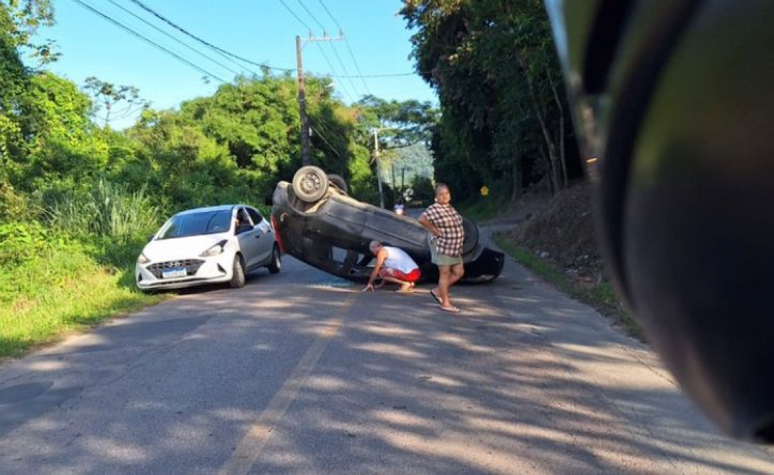 Veículo capota em curva no Bairro São João (ME) em Tubarão