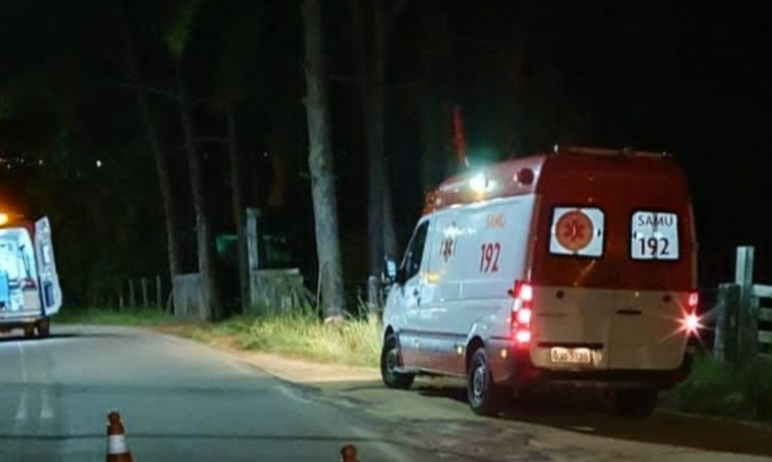 Motociclista morre ao atingir idoso e cair em rodovia em Pescaria Brava