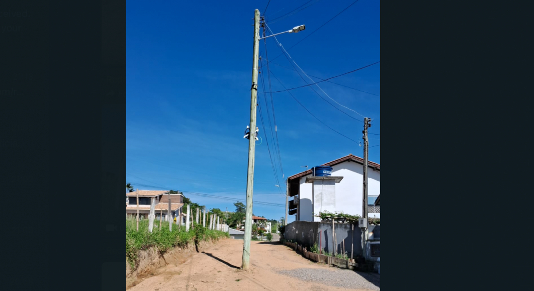 Poste no meio da rua causa transtornos aos moradores de Pescaria Brava