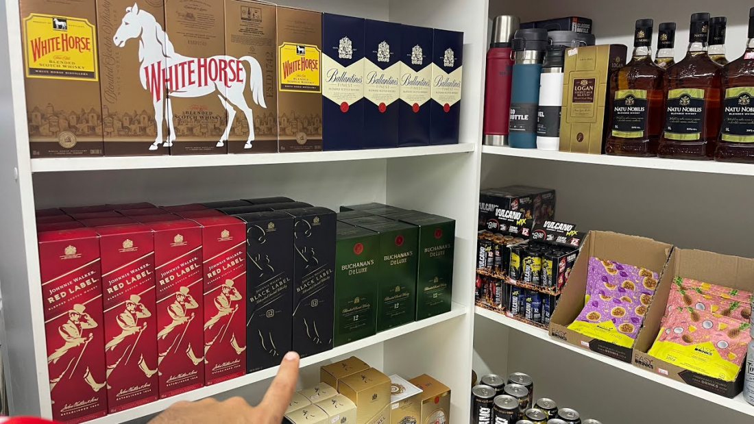 Andarilho é preso após furtar dois fracos de whisky em supermercado de Laguna