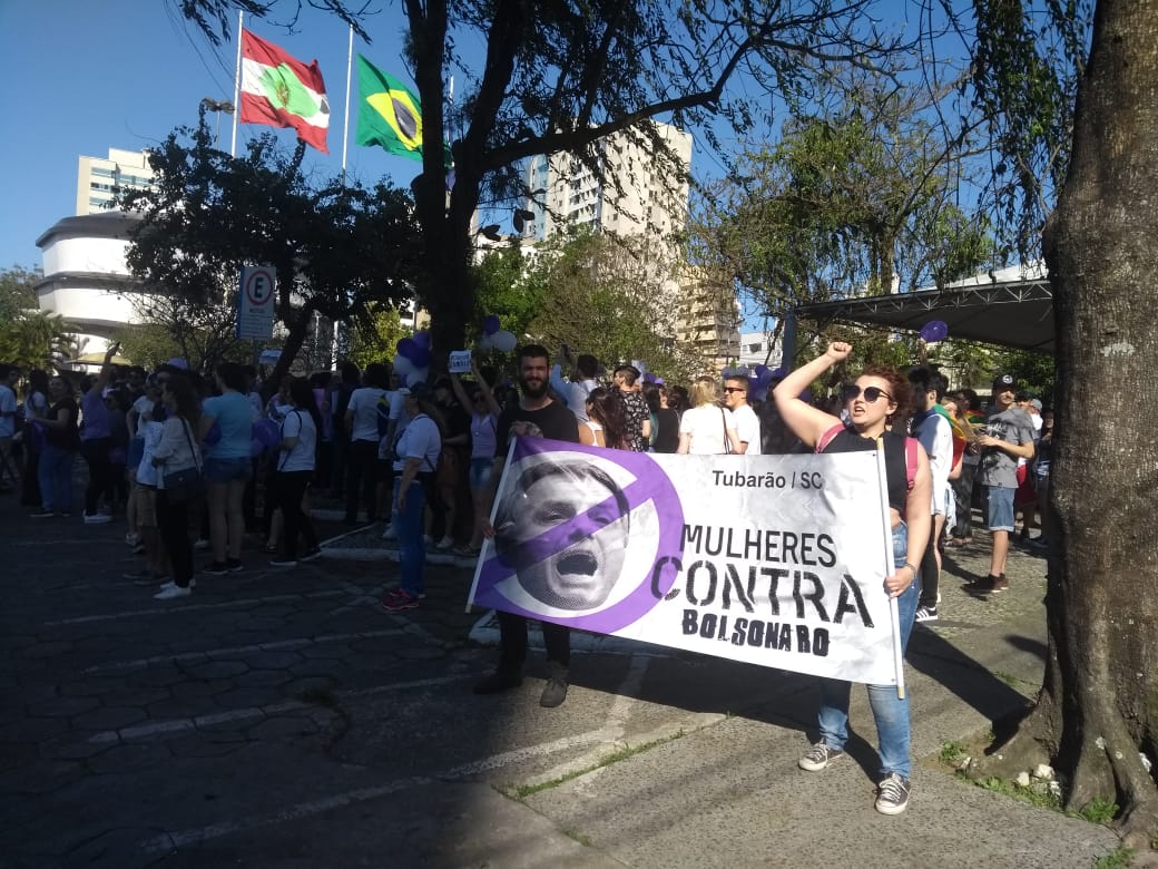 “Mulheres Contra Bolsonaro” realizam manifestação em Tubarão