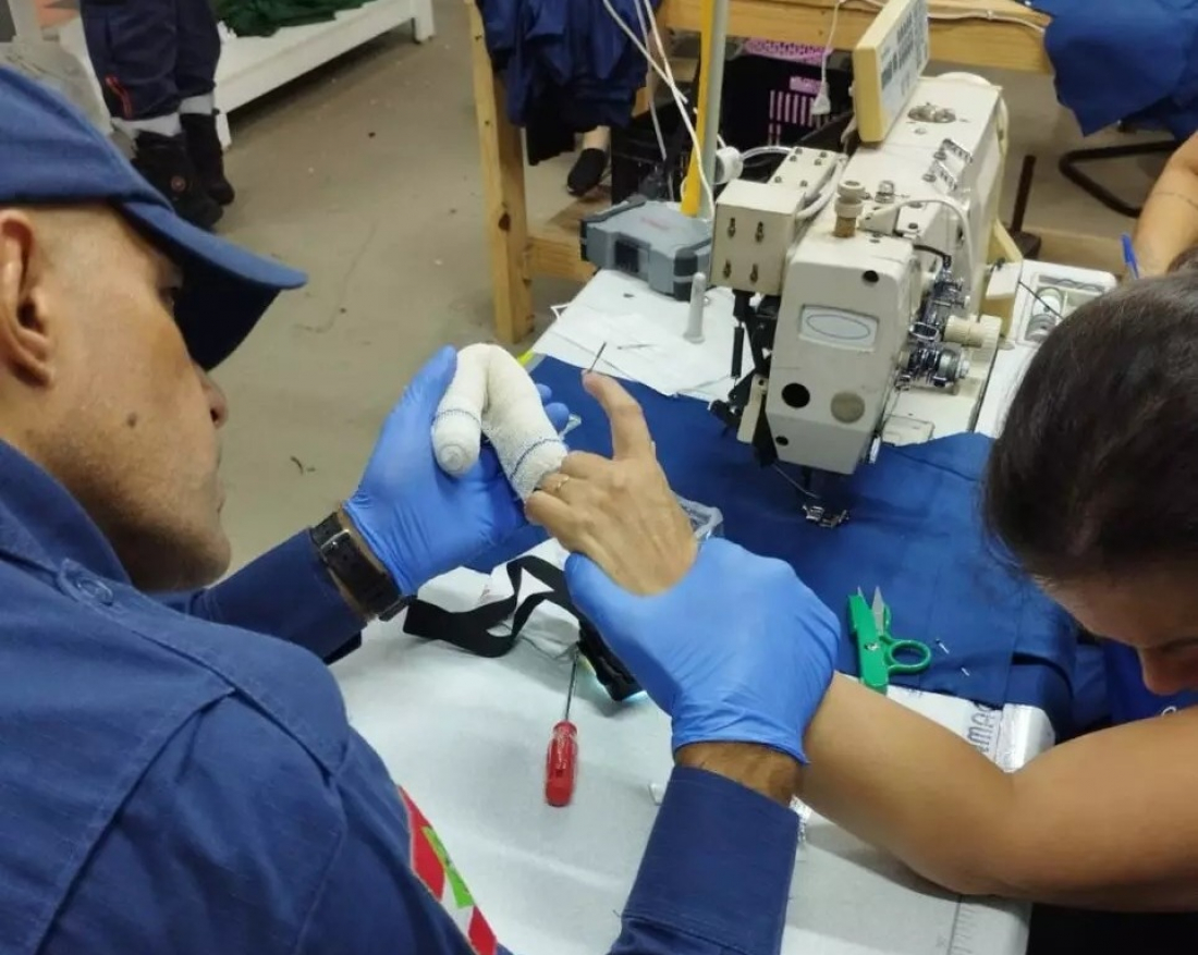 Aflição: Costureira fica presa em máquina após agulha atravessar dedo