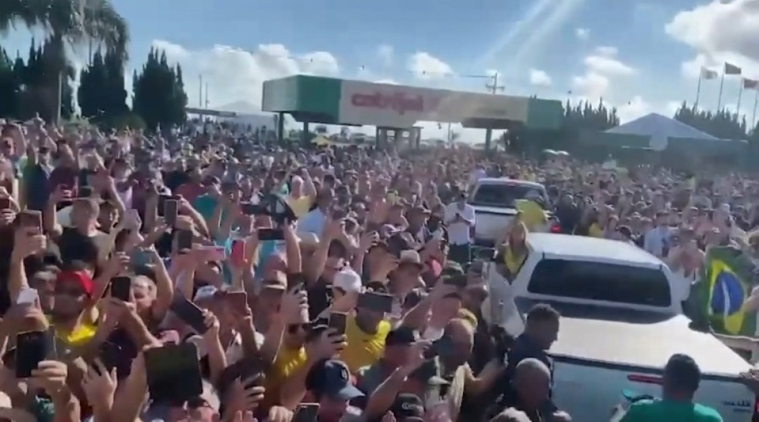 Bolsonaro é calorosamente recebido por multidão no Rio Grande do Sul