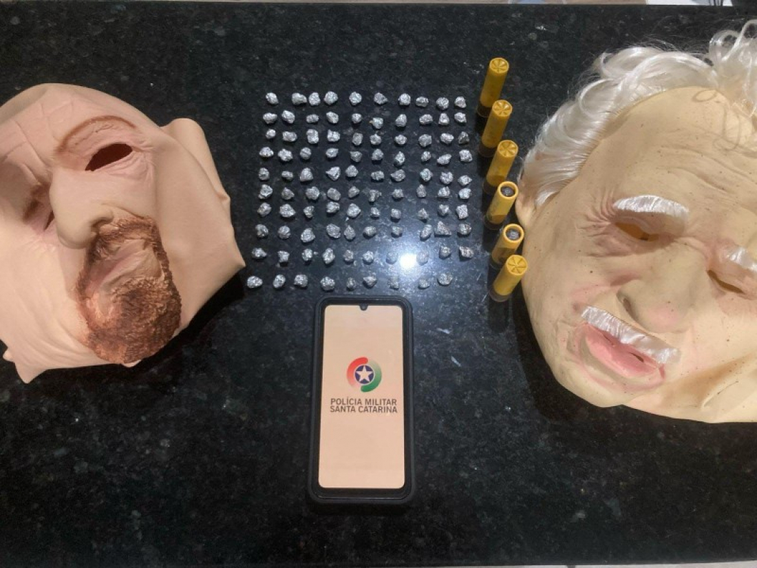 Suspeito foge e abandona mochila com droga, munições e máscaras no Balneário Rincão