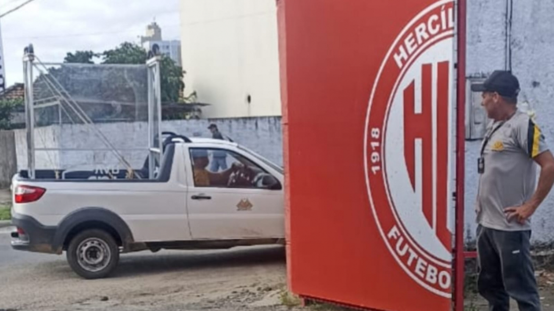 Mais uma polêmica: funcionários do Criciúma transportam VAR até o Estádio Aníbal Costa