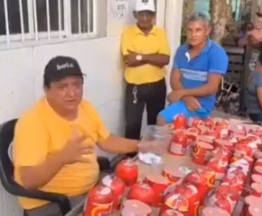 Pré-candidato a prefeito conhecido como ‘Pé de Boto’ distribui pedaços de mortadela e realiza sorteio no Pará