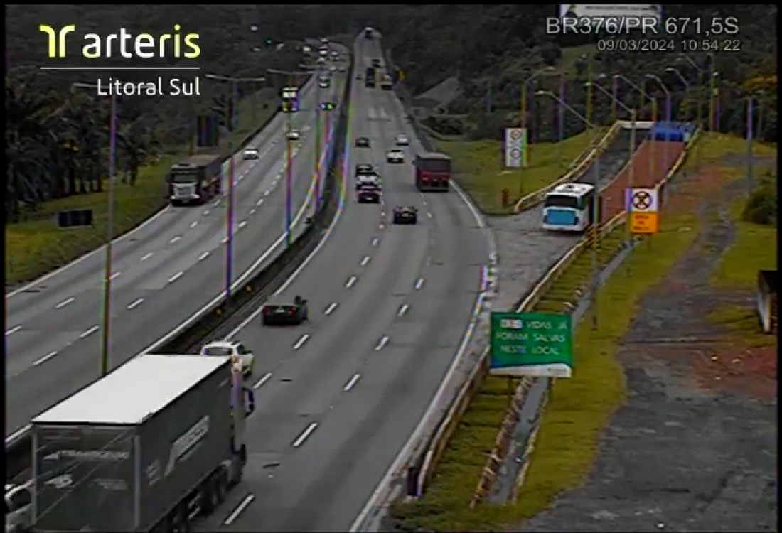 Pane nos freios leva motorista de ônibus a utilizar área de escape na BR-376